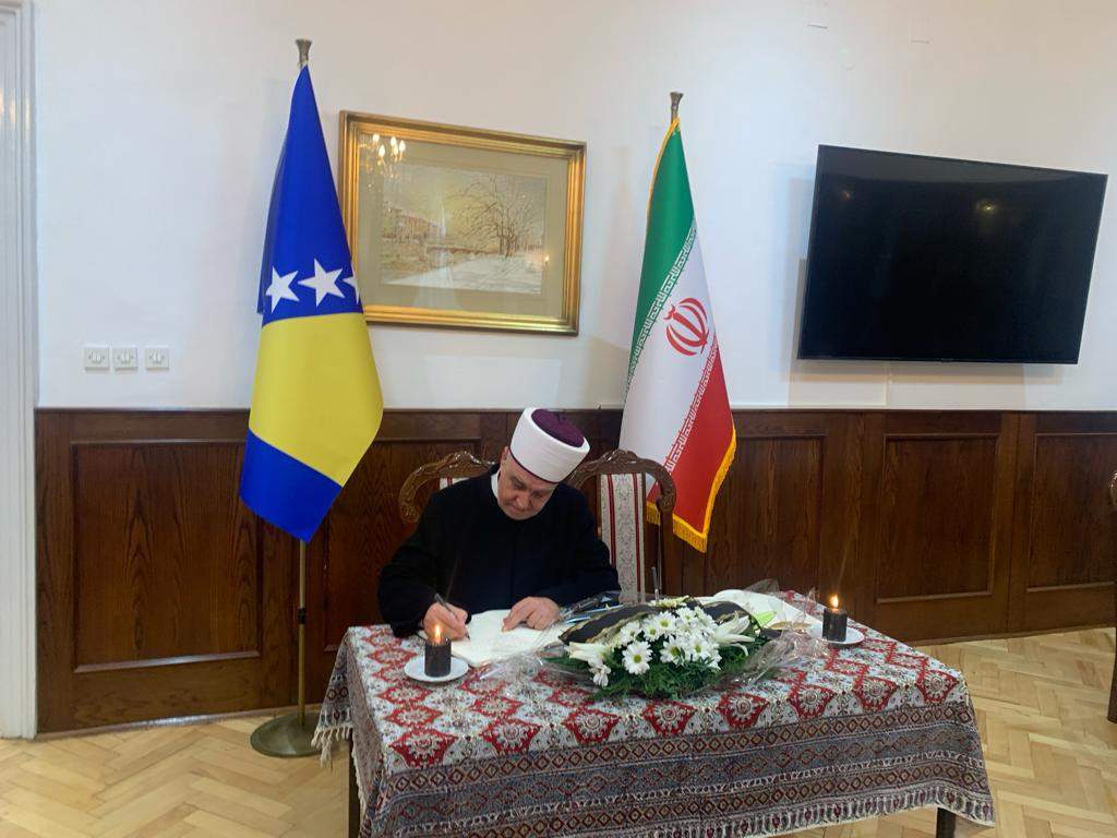 Reisul-ulema Knjiga žalosti 2.jpg - Reisul-ulema se upisao u knjigu žalosti u Ambasadi Irana i osudio teroristički napad